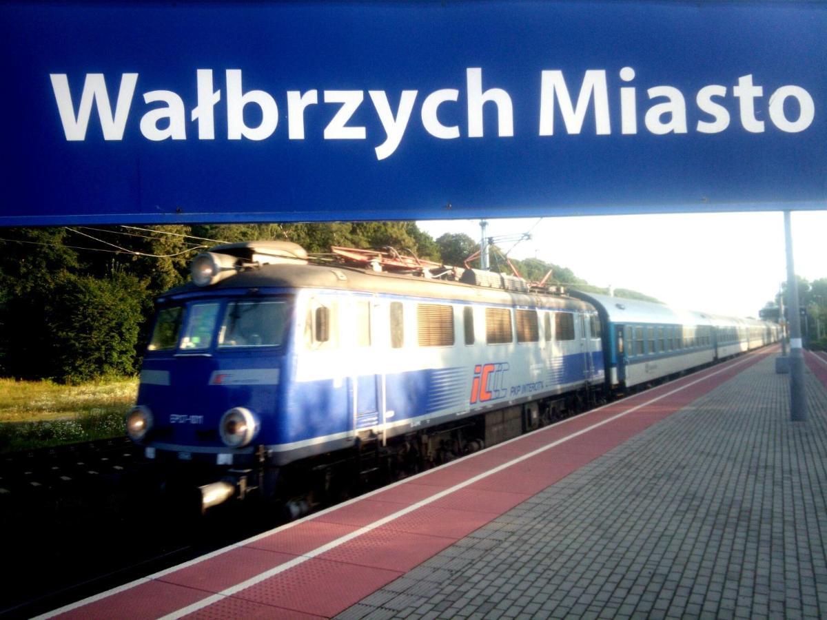 Art Mieszkanie Blisko Dworca Pkp Walbrzych Miasto Exteriör bild